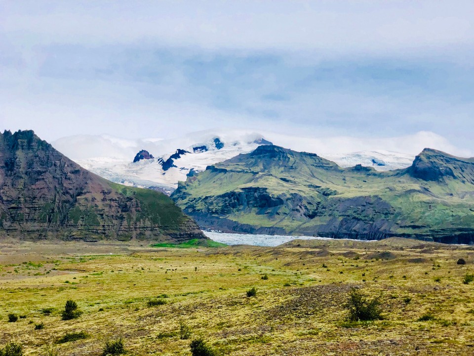 Island - Sveitarfélagið Hornafjörður - Eine gute halbe Stunde später hat uns die Ringstrasse wieder... Jetzt machen wir erst einmal eine Pause... Toller Blick! Das war ganz schön anstrengend! Was für eine Holperstrasse... zum Teil sind Leute die Strasse entlang gelaufen und waren dabei schneller als wir mit dem Camper. 😯 Unvorstellbar!