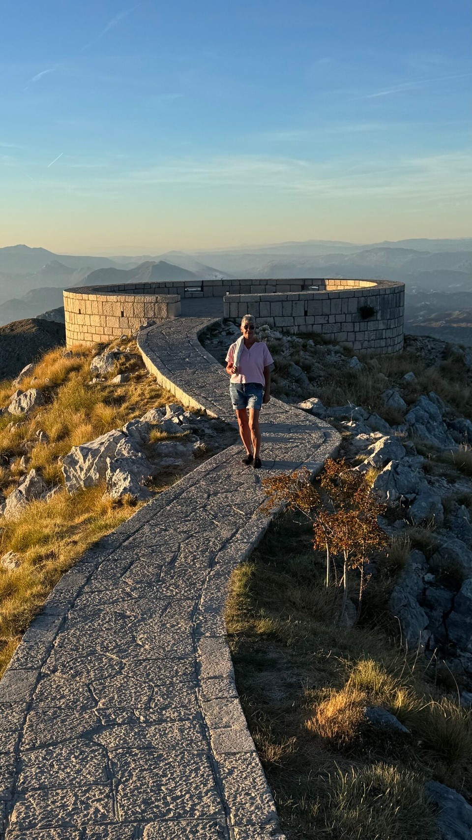 Montenegro - Cetinje - Das eigentliche Highlight wartet dann an der Rückseite des Mausoleums auf uns: Dort eröffnet sich uns die steinerne Aussichtsplattform – eines der wohl berühmtesten Fotomotive Montenegros.