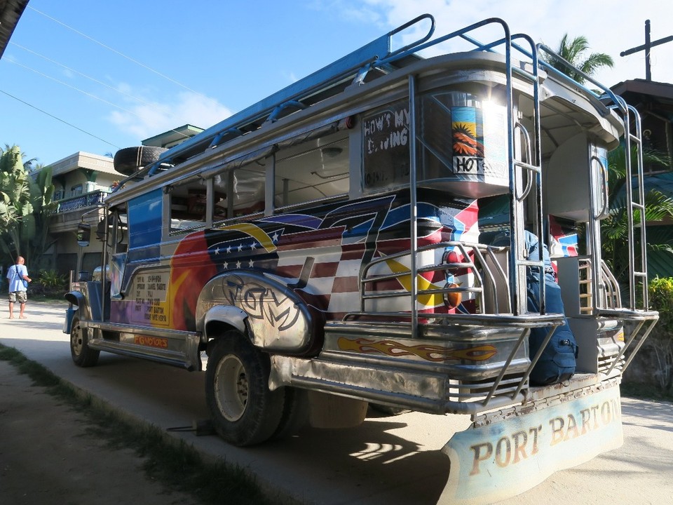 Philippines - San Vicente - Jeepney, notre moyen de transport, qui fait aussi bus scolaire....quand il n'y a plus de place, ben ils en trouvent toujours