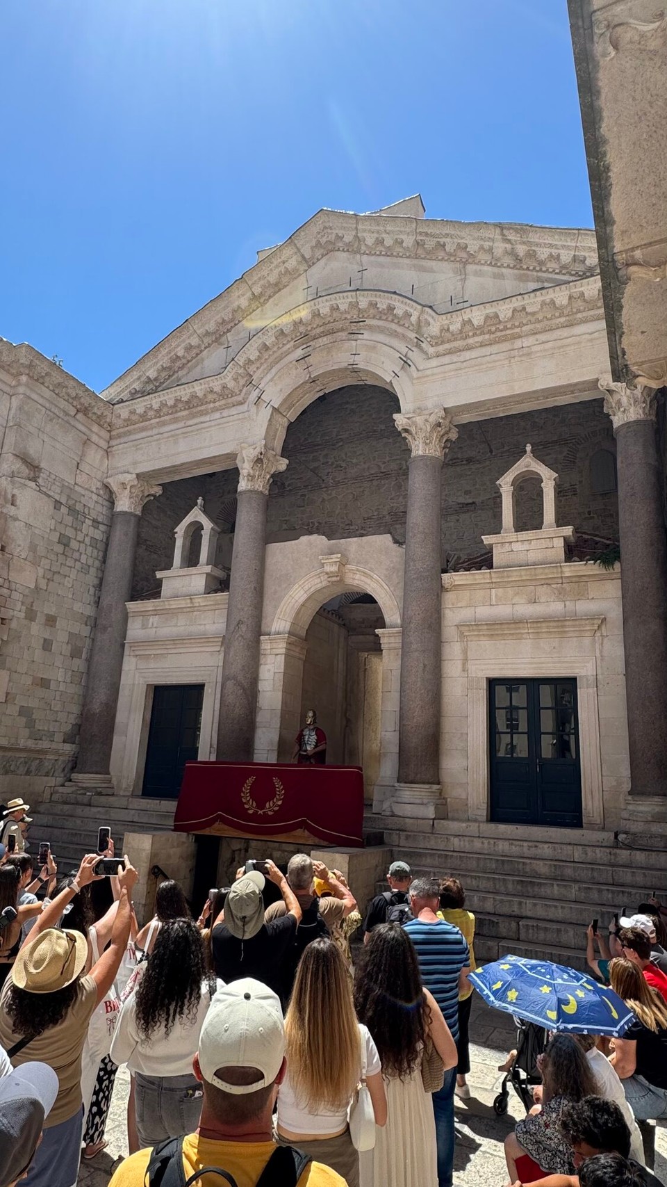 Kroatien - Split - Der Diokletianspalast aus dem 4. Jahrhundert ist eines der bekanntesten Wahrzeichen von Split, aber die Stadt ist an vielen Ecken wunderschön.
Besonders die Altstadt mit ihren vielen engen Gassen.