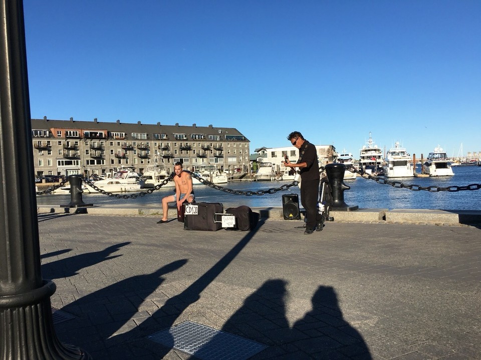  - Vereinigte Staaten, Boston - Warum oben ohne? Warum eine so kurze Hose? Und warum Batsymbole als Tattoo auf beiden Oberschenkeln? Soviele Fragen - aber die Musik war gut, da kann man sowas schon mal ignorieren =) 