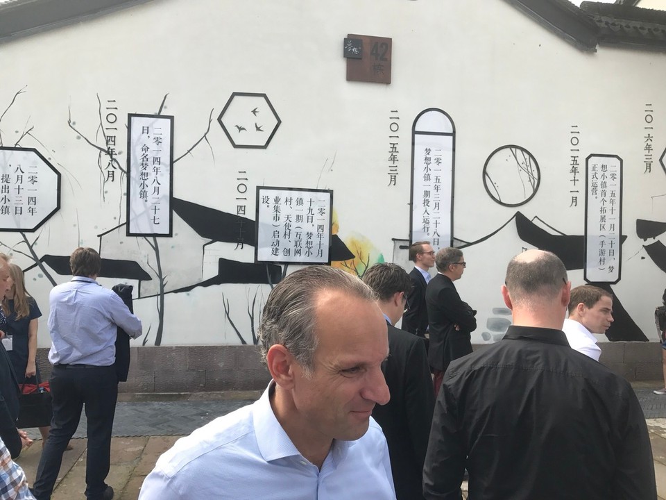  - China, Hangzhou, Dream Town Incubator Town - Entschieden 2014, Ende 2015 fertig, Funding 3MRD Dollar, 300 Startups working there WITHIN one Year. And that is ONE of TEN comparable towns like this just around THIS city