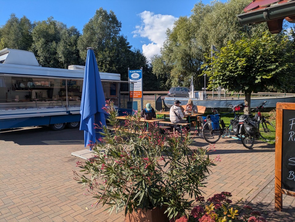 Deutschland - Brandenburg an der Havel - Und so war es dann auch schon 15.00,  als wir wieder sehr spontan beschlossen, hier noch mal eine größere Pause einzulegen. Es gab feinen Backfisch und Heringssalat.