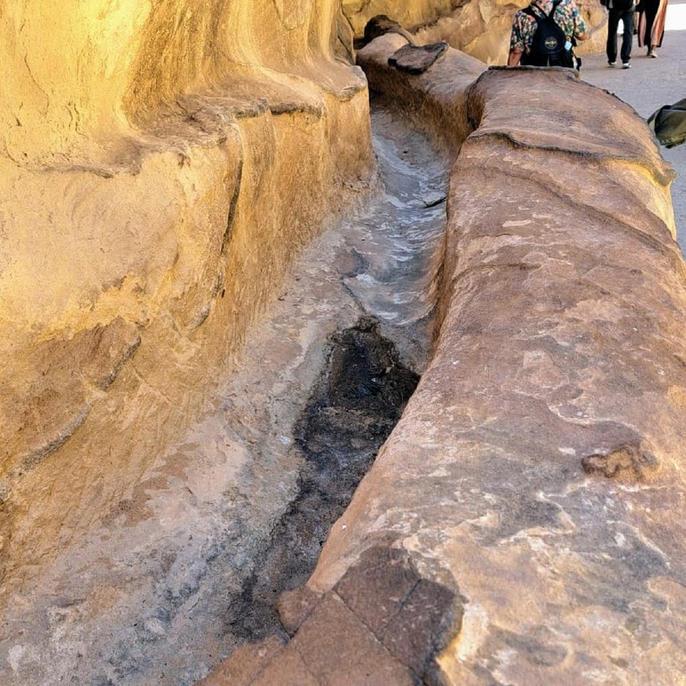 Jordanien - Akaba - In Fels gemeisselte Aquädukte für die damalige Wasserversorgung.