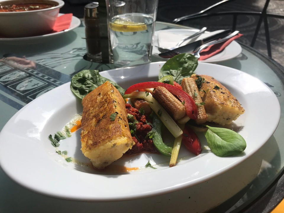 Ungarn - Budapest VIII. kerület - Polenta | Mousse von getrockneten Tomaten | Grillgemüse