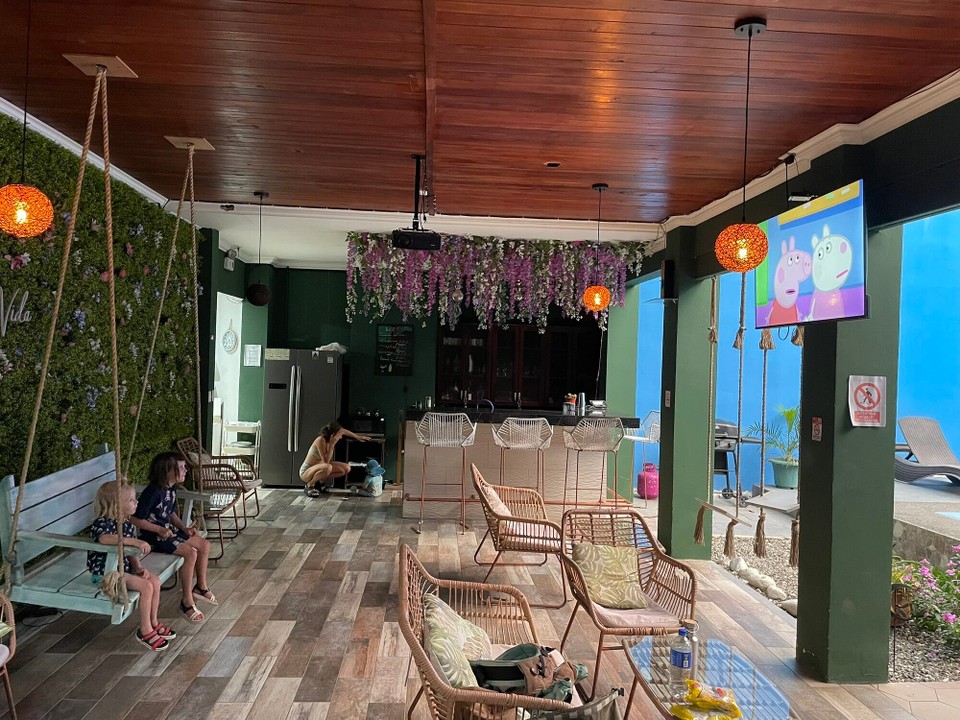 Costa Rica - Jacó - Fernsehen am Pool 😂 (auf spanisch).