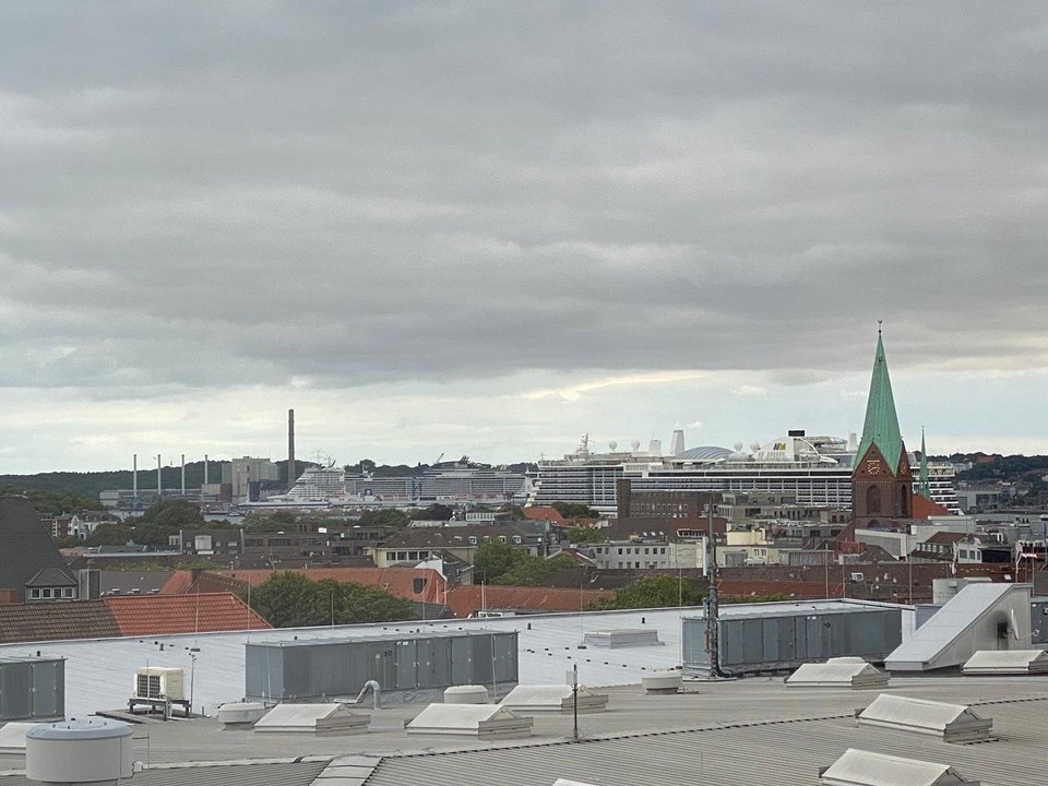 Deutschland - Kiel - Blick auf den Hafen und Aidanova