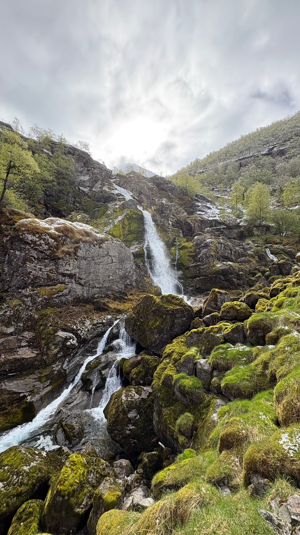 Norwegen - Loen - Netter Wasserfall auf dem Weg 