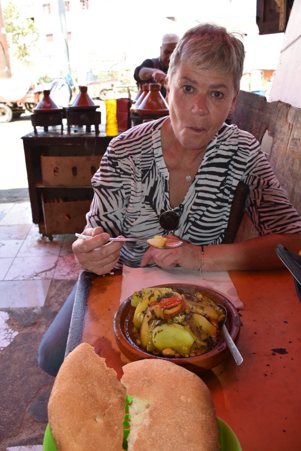 Marokko - Casablanca - Tajine - Marokkos Nationalgericht

Es handelt sich dabei um ein Schmorgericht, welches in einem Tongefäß mit gewölbten oder konischem Deckel zubereitet wird. Innerhalb befindet sich meist ein halbes Huhn, welches mit Gemüse und verschiedenen Gewürzen zubereitet wird.
