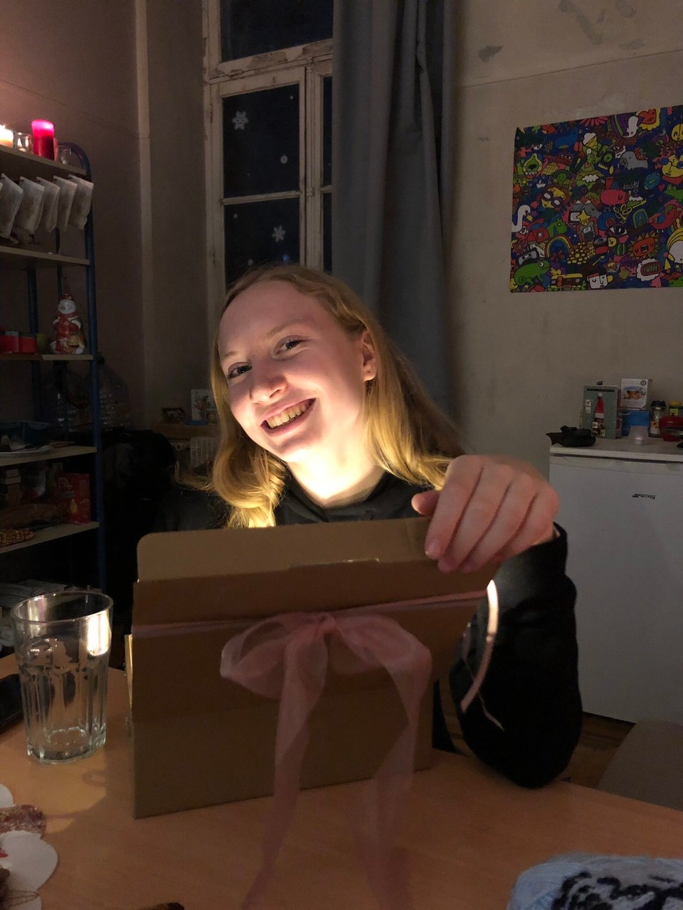 Frankreich - Grenoble - Franzi wurde beim Geschenk öffnen angeleuchtet wie in einem Film