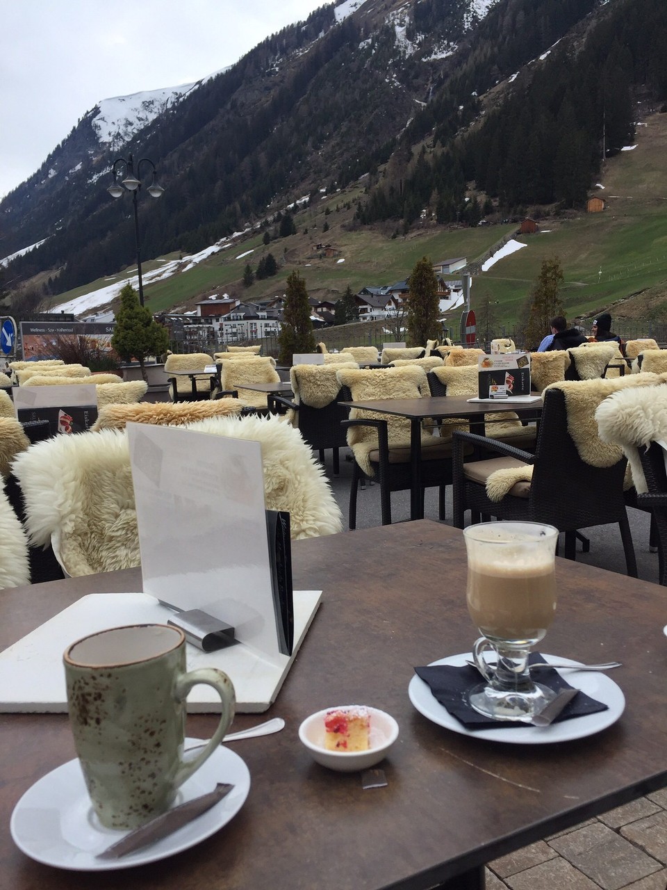 Österreich - Ischgl - Latte und Schoko Apres im Sallnerhof😁