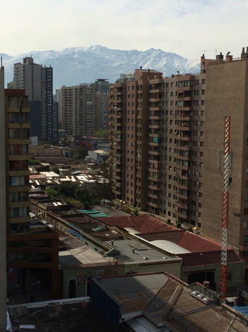 Chile - Santiago - Blick von unserem Balkon zu den Anden "in einem lichten Moment"