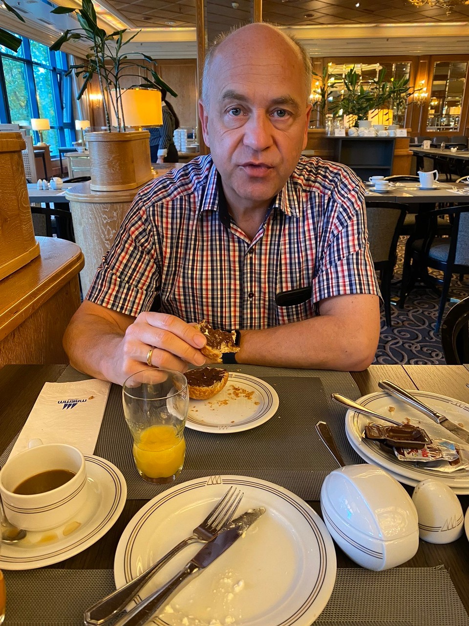 Deutschland - Kassel - Heinz beim Frühstück