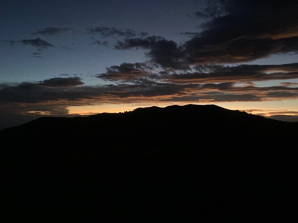 Neuseeland - Mahia - Es ist erst kurz vor 18 Uhr aber die Dunkelheit legt sich schon über uns und es dauert auch nicht lang und wir können schon die Sterne sehen ✨