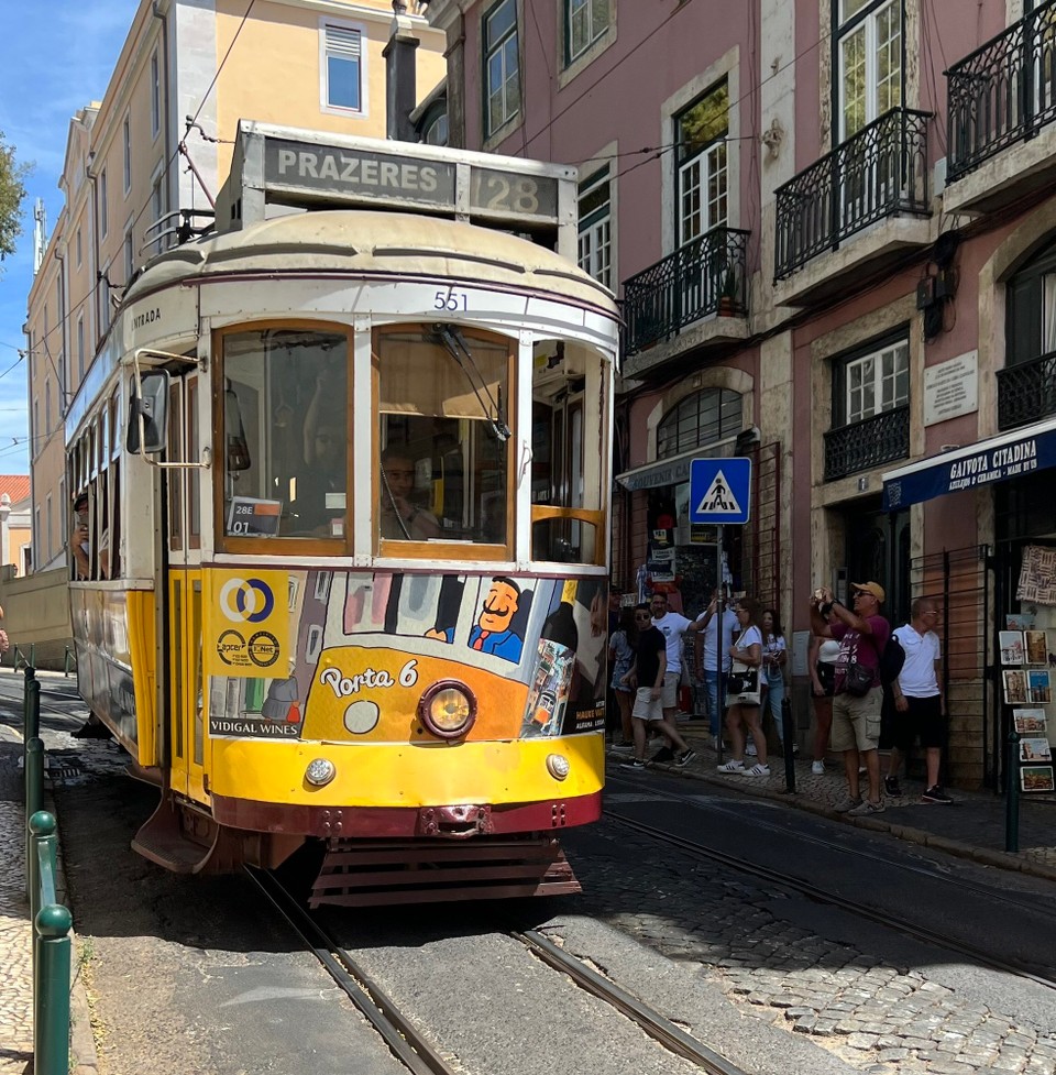 Portugal - Lissabon - Aufpassen ist angesagt… Tuk-Tuk, Tram, Bus und Autos. Wahnsinn! 