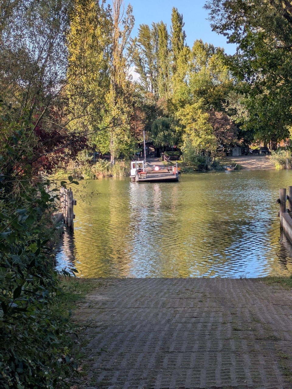Deutschland - Brandenburg an der Havel - 10 km vom Ziel dann noch ein Highlight: Unsere vierte und letzte Fährfahrt auf dieser Reise. 