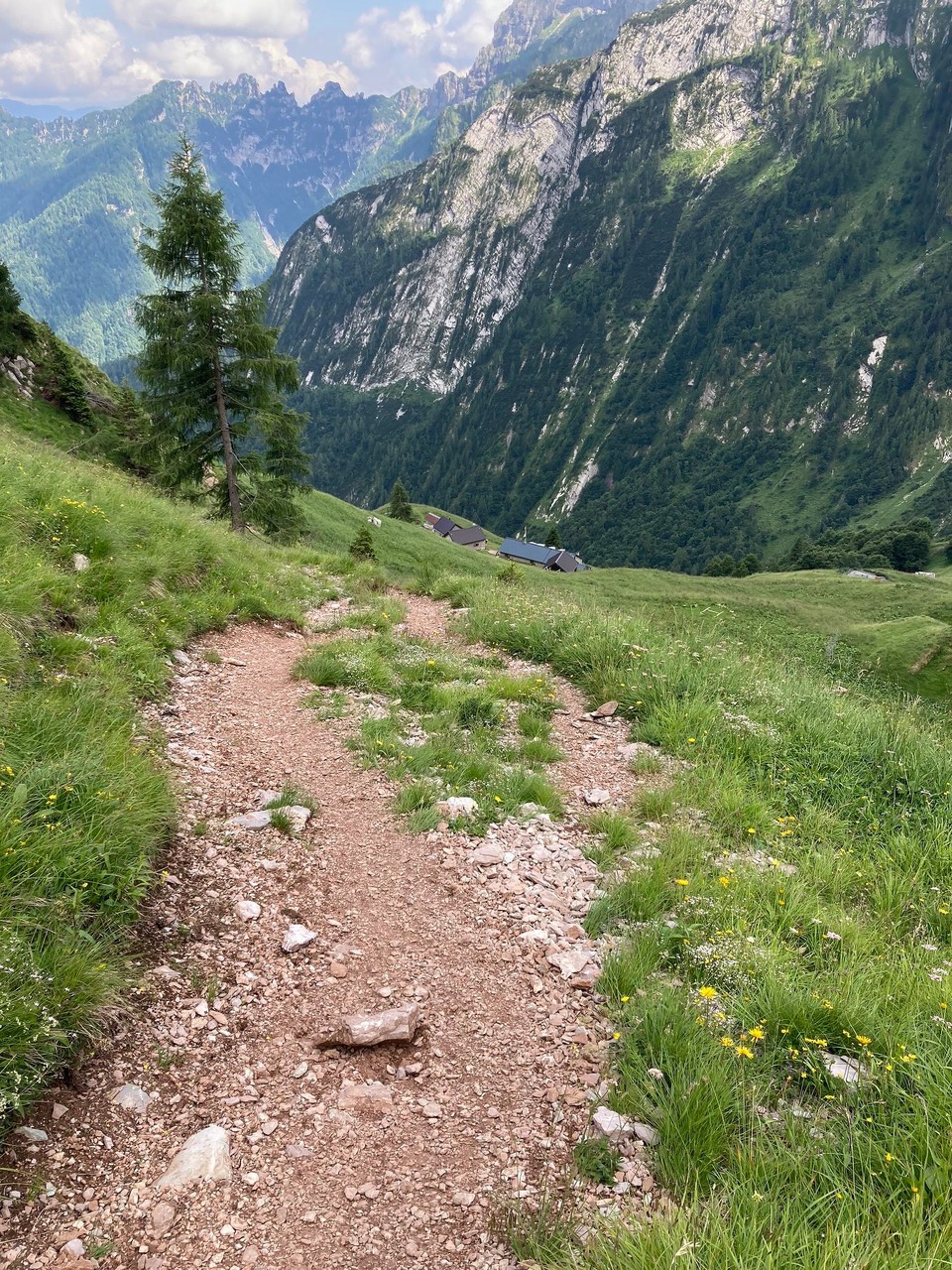 Italien - Alleghe - Die Hütte wird sichtbar 