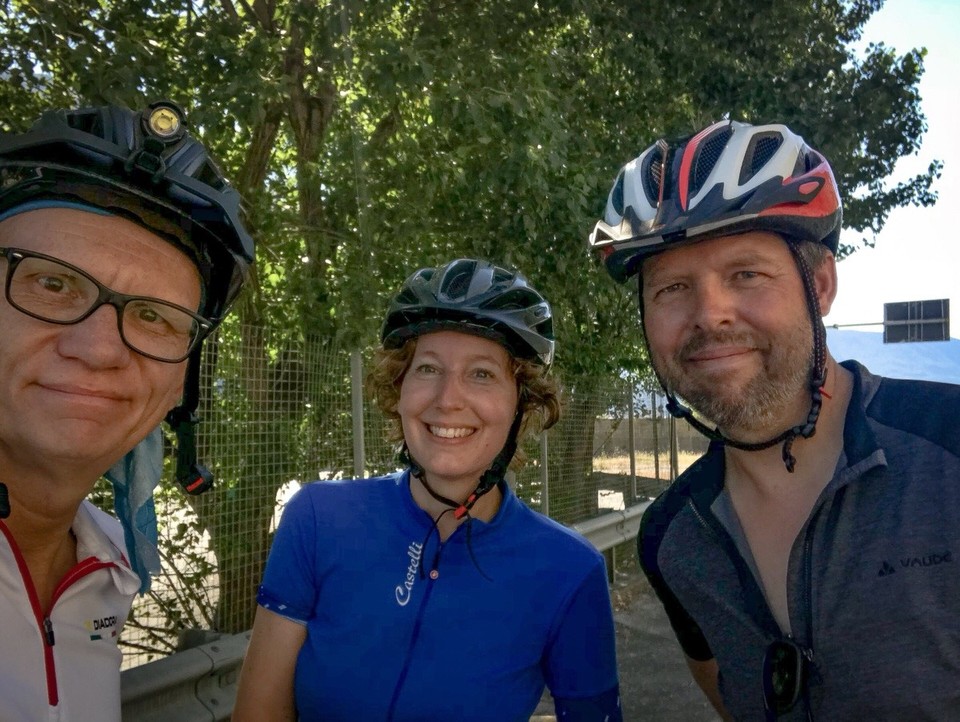 Italy - Bellagio - Darf ich vorstellen? Saskia und Peter aus den Niederlanden.
Schwer zu erkennen, aber sie machen eine Radreise. Wir treffen einander vor dem Tunnel am nächsten Foto, weil wir davor ziemlichen Respekt haben und uns für die Durchquerung für zu unterbelichtet halten.
Das sind ziemliche Biester, diese Röhren. Mal besser, mal schlechter beleuchtet musst du hinein in diesen Schlund, eine akustische Geisterbahn durchfahren. Doppler Effekt meets Nachhall.
Saskia, Peter und ich tauschen Erfahrungswerte in Tunneldurchquerungen aus und er verabschiedet sich mit den aufmunternden Worten: „Ready for the suicide mission?“ Sprach‘s und verschwand mit Saskia im schwarzen Loch.
Alles ging gut aus. Eine Stunde später falle ich in Bellaggio ins nächstbeste Straßencafé auf der Strandpromenade und wer sitzt am Nebentisch? 