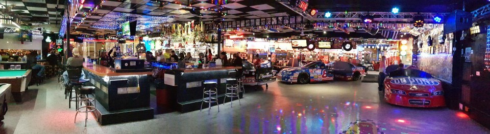 USA - Daytona Beach - Eine Bar/Restaurant voll mit Autos