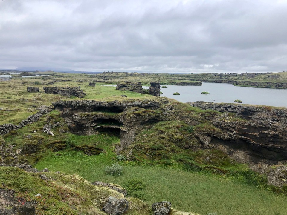 Island - Skútustaðahreppur - Lustig diese Etagen, die sich da im Boden bilden. Durch die sich erhärtenden Lavablasen wohl...
