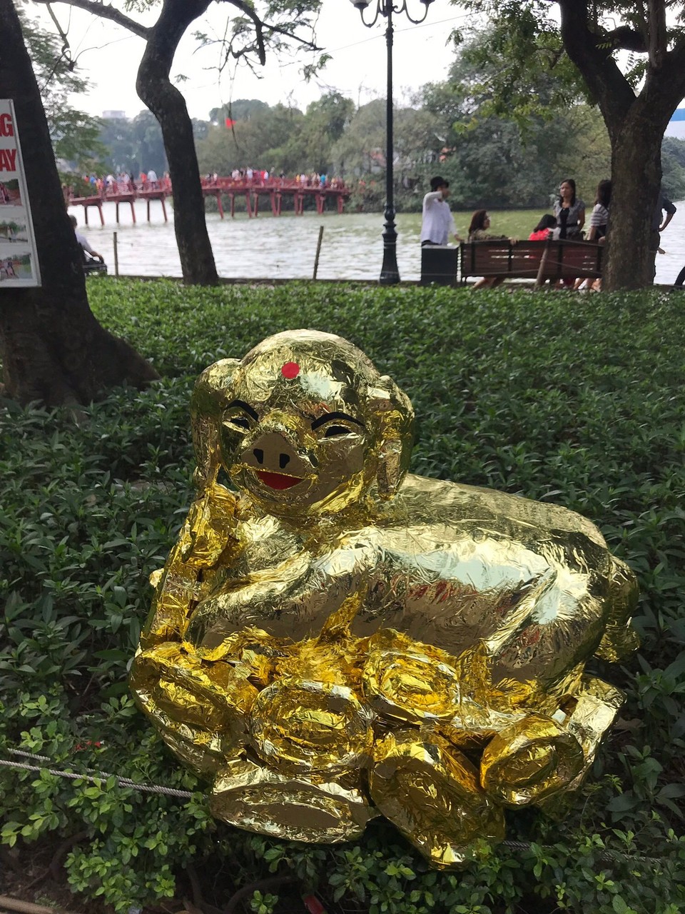 Vietnam - Hanoi - 2019 ist das Jahr des Schweins. Überall in der Stadt stehen kleine Statuen und Kinder ziehen kleine aufblasbare Schweinchen auf Rollen hinter sich her. 