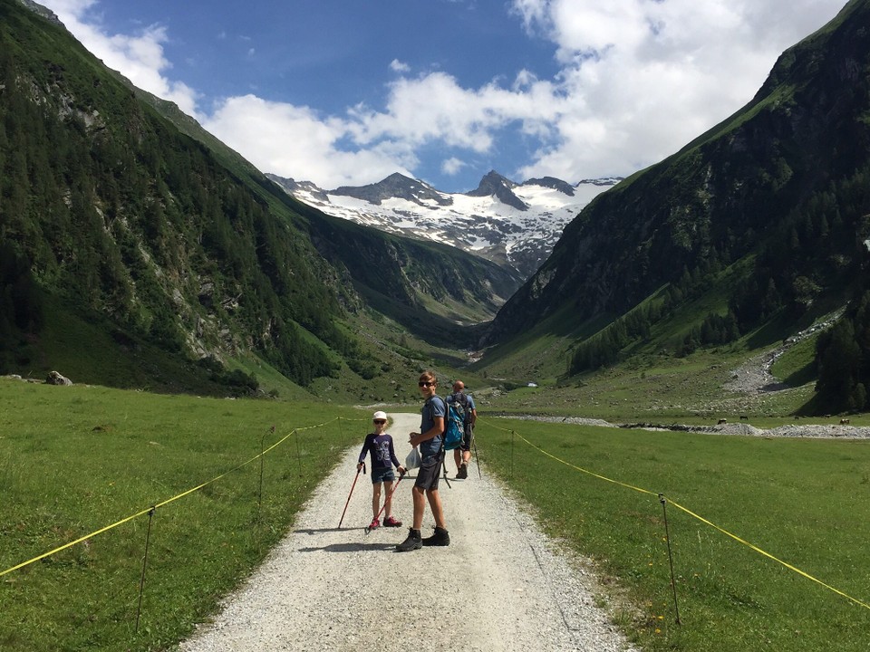 Österreich - Bramberg am Wildkogel - Hier der weite Blick ins hintere Tal, eventuell besteigen wir die Tage noch das obere Plateau