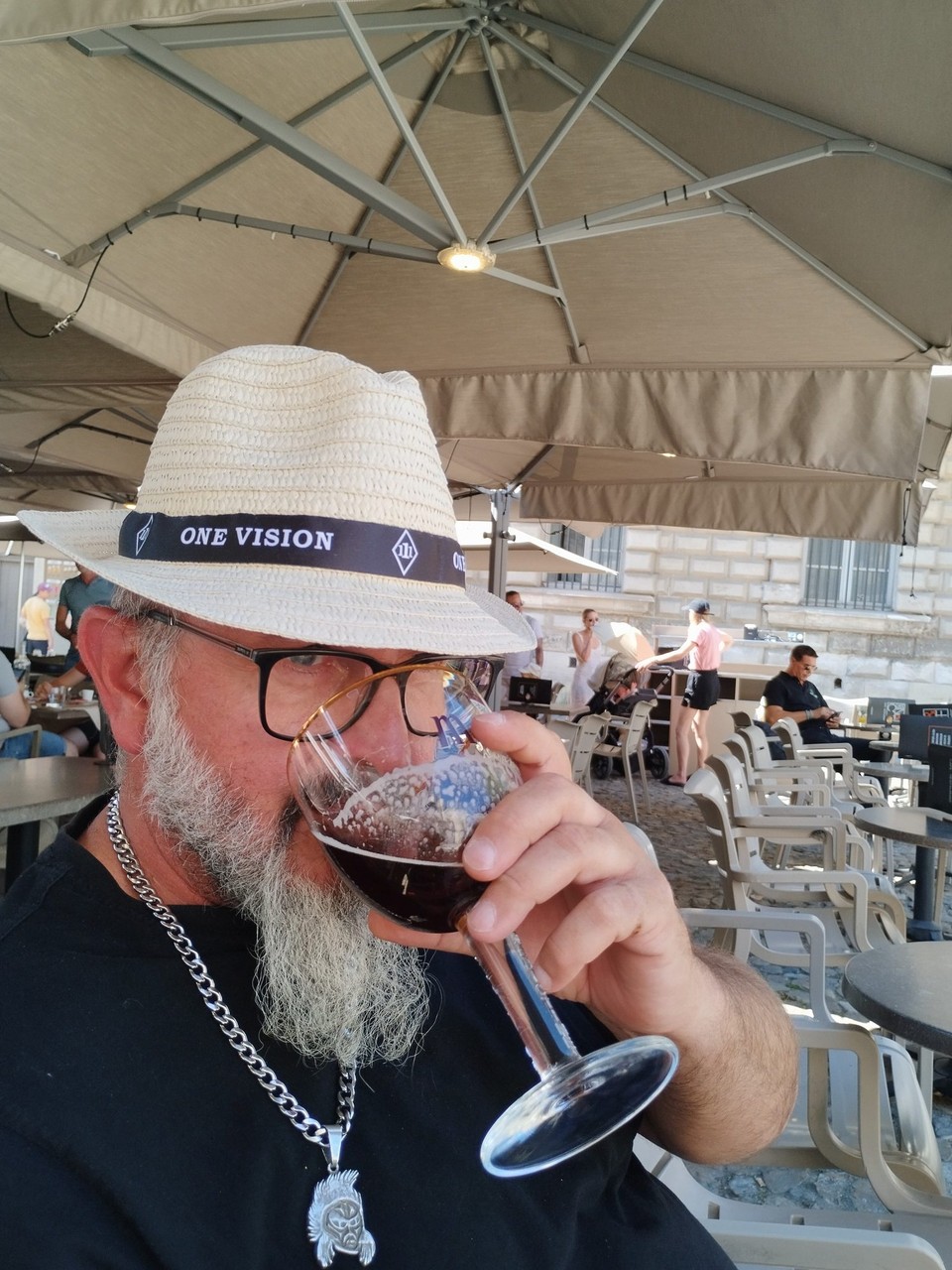 Frankreich - Avignon - Prost🍺.... Blacky mit Bier.....