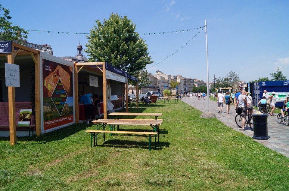 Frankreich - Bordeaux - Wein Fest an der Hafen Promnade.