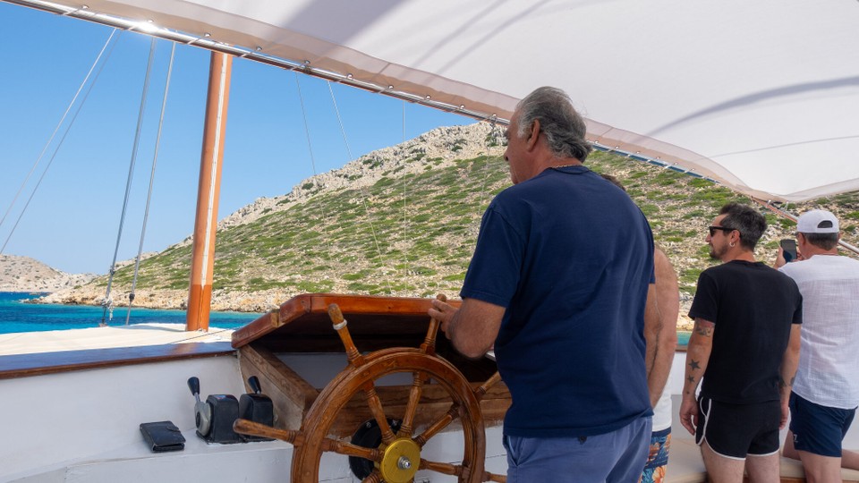 Griechenland - Symi - Der Eigner am Ruder.