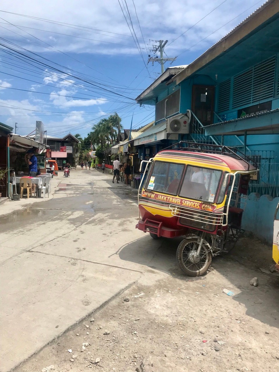 Philippines - Moalboal - Tricycle, Filippinenes svar på tuktuk, en vogn av noe slag som er hektet på siden av en motorsykkel. 
