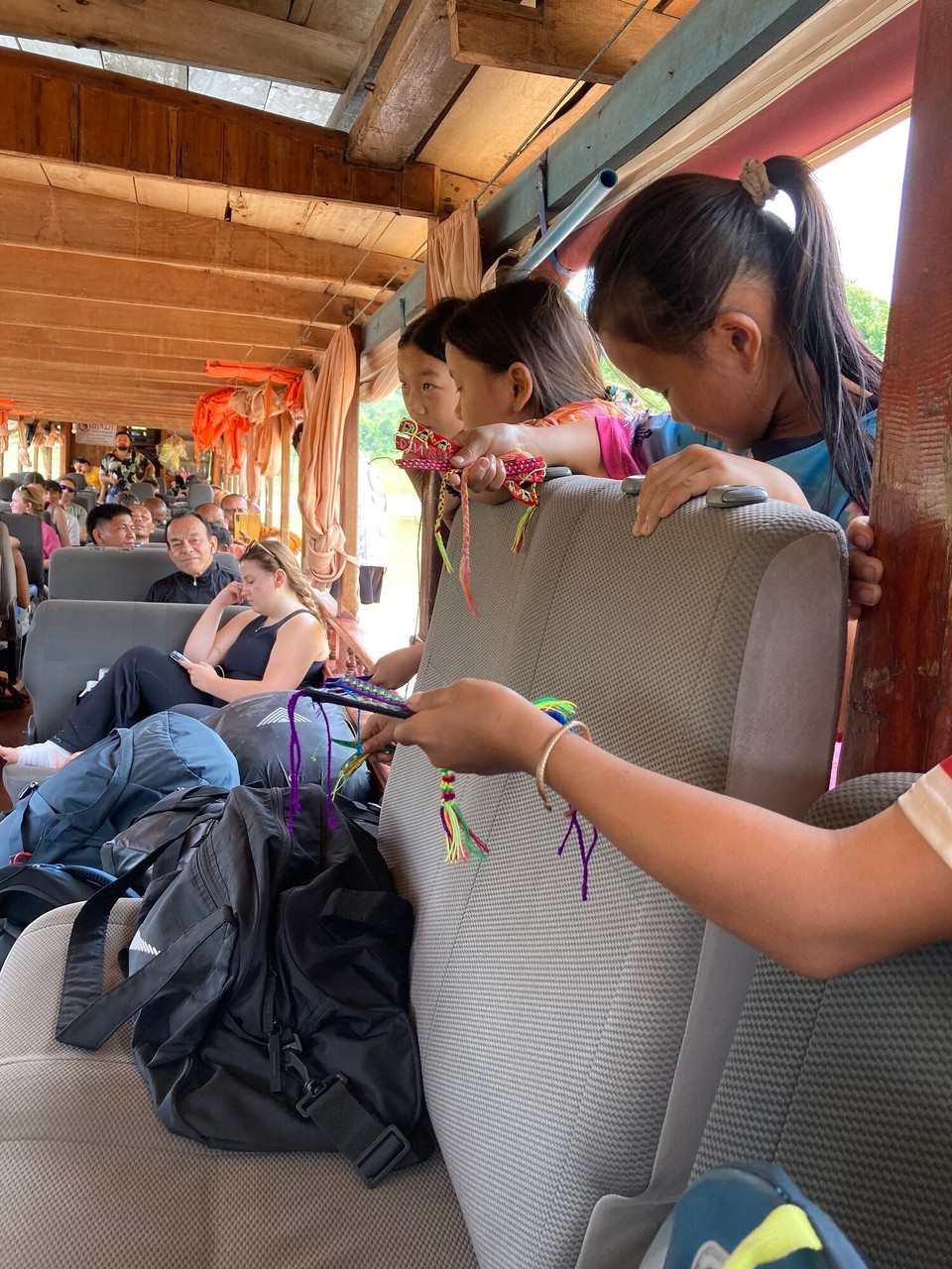 Laos - Luang Prabang - An einer Station versuchen junge Mädels ihre Armbänder zu verkaufen
