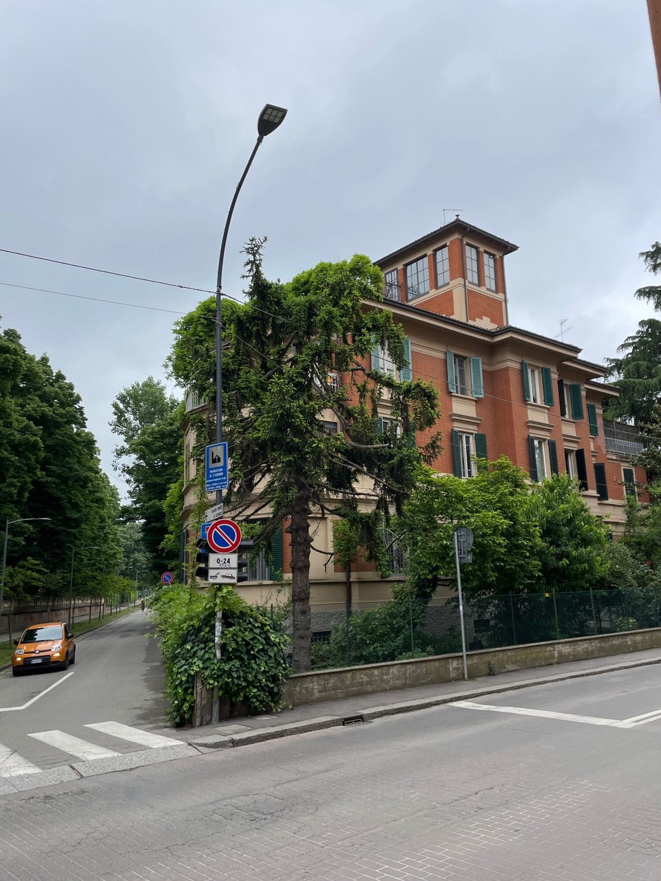 Italien - Bologna - Ausserhalb der Stadt wird es grüner …
