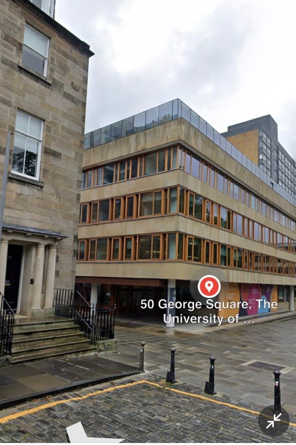Vereinigtes Königreich - Kinross - Das heisst, bi de viereggige Chlötz dominiere Ichoufszäntre u Fabrike - und ganz prominänt mit viune „nöiere“ Gebäude: dUniversität!
Hie es Bispiu us GuugleMaps:
dFabrikstrass 8 u dFabrikstrass 6 ir Edinburgh-Version
