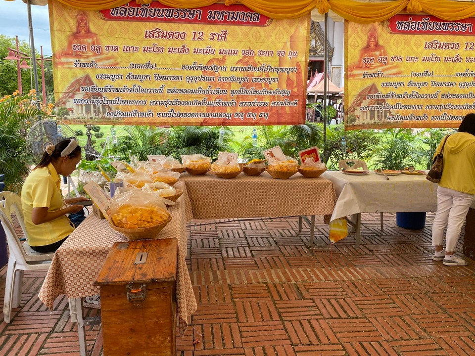 Thailand - Ayutthaya - Hier können verschiedene Wachsmotive gekauft, eingeschmolzen und dann zu einer riesengroßen Kerze gegossen werden. 