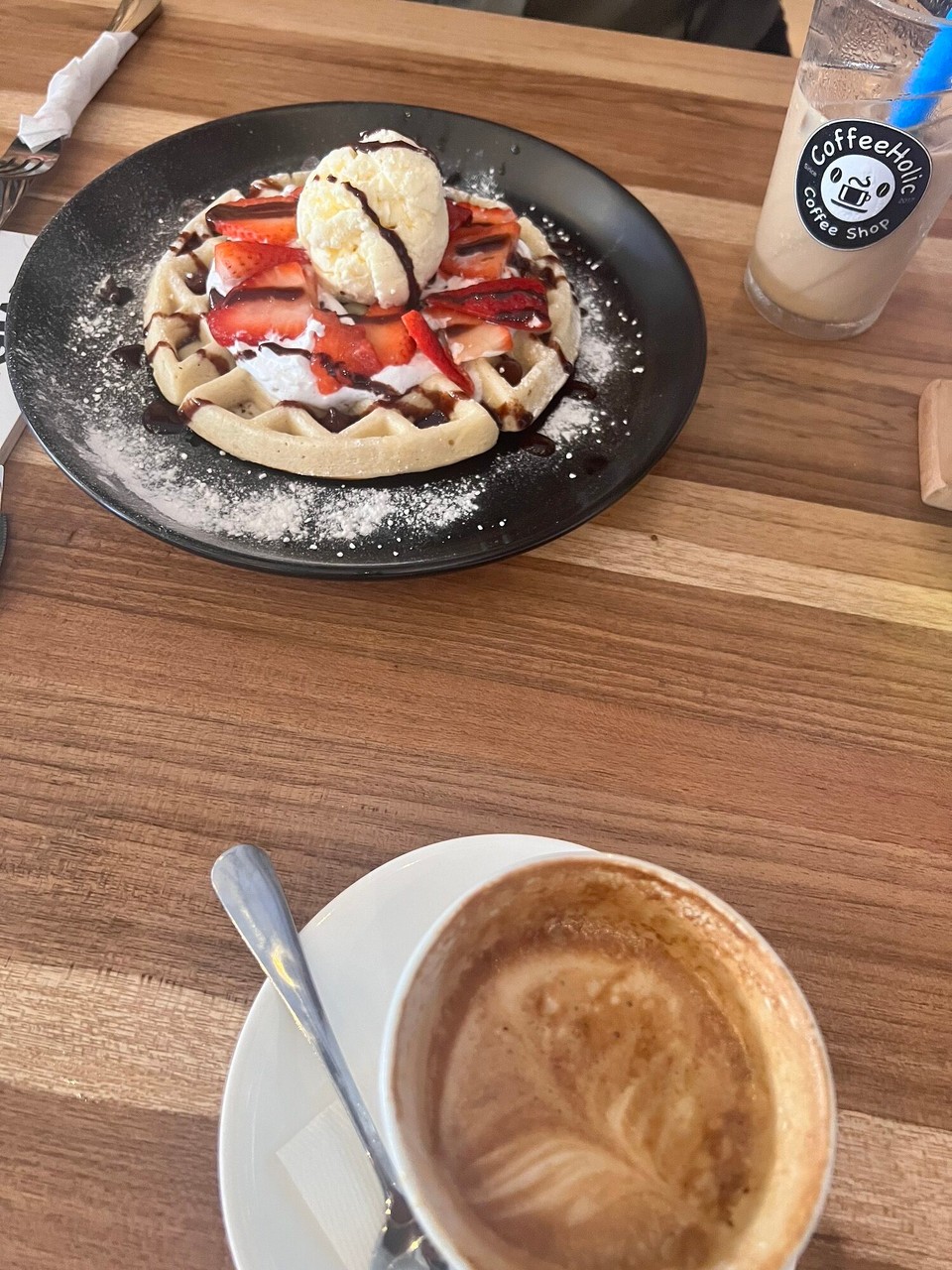 Costa Rica - San José - Am 16.09 Stund bini mit de Alejandra ines härzigs Cafi und die Waffle heisst „zurich waffle“. Mer hend mega gueti Gspröch gha. Sie het zwei Jahr un Dütschland glebt und zwei Jahr in Italie. Drum het sie Europa recht guet kennt. Spannend gsi, z‘ghöre wie sie Europa gfunde het