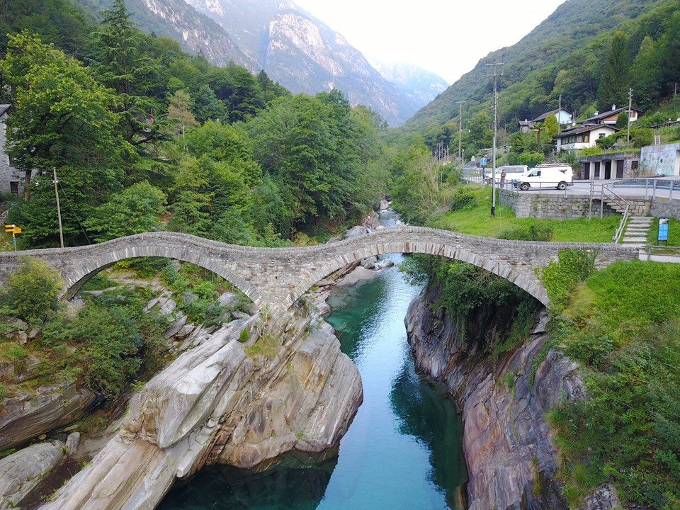 Schweiz - Brione Verzasca - Früh fuhren wir am nächsten Morgen weiter. An der von Touristen umlagerten Brücke waren wir die einzigen und ich konnte mit der Drohne einige Aufnahmen machen.