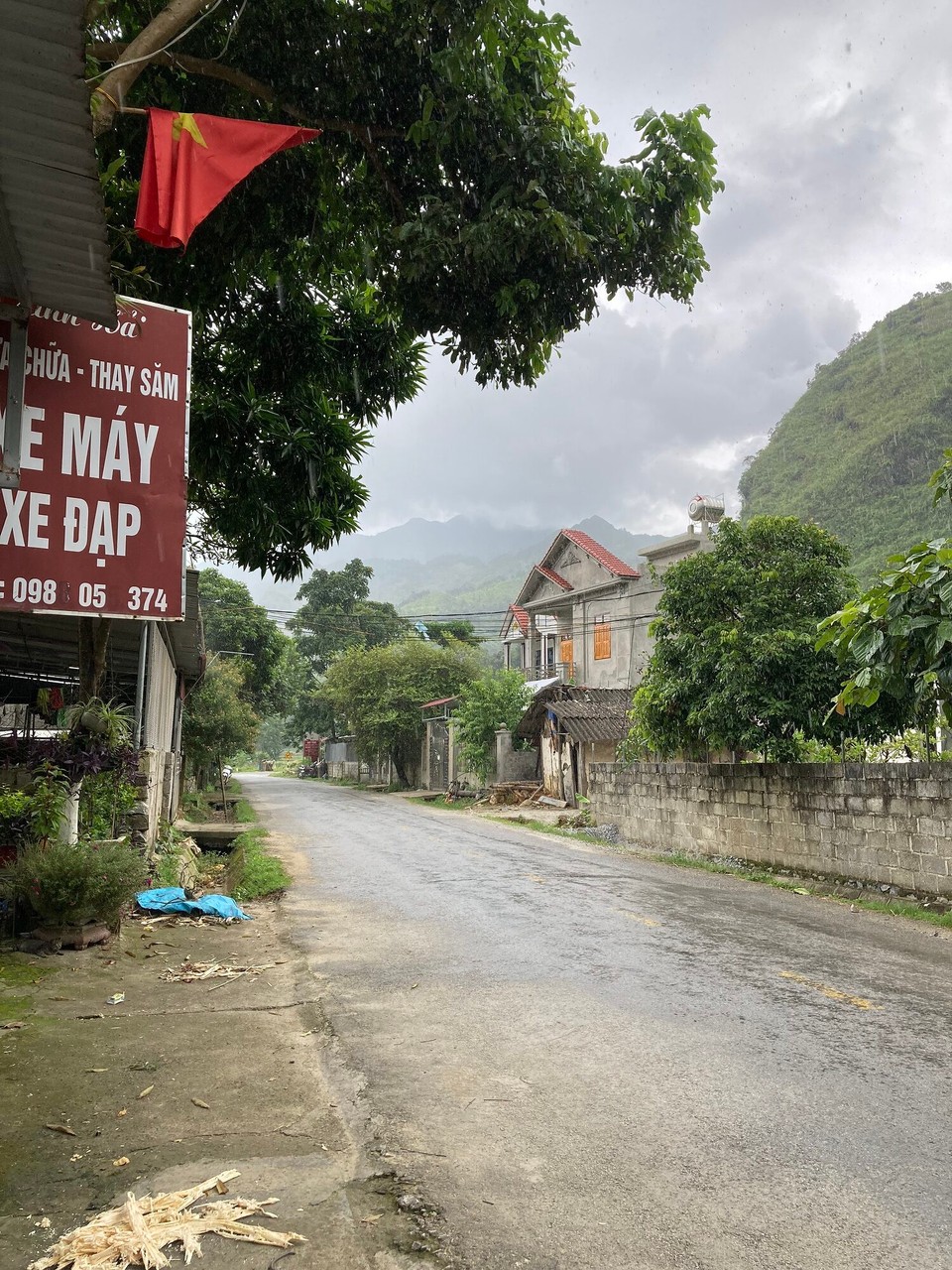 Vietnam - Dong Van - Der Regen kommt dann doch plötzlich - kurz unterstellen, Schauer abwarten, Regenklamotten überwerfen und weiter gehts 😅