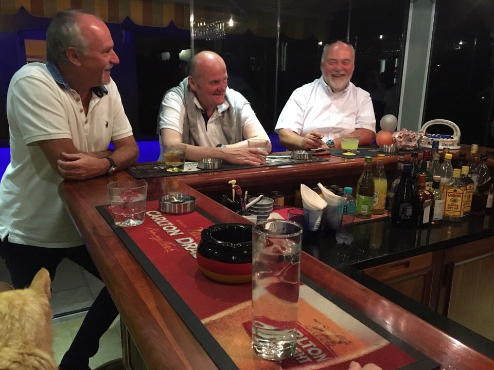 Südafrika - Southern Suburbs - In seiner Poolbar wurde es richtig lustig- Toller Ausklang. Danke Helmut