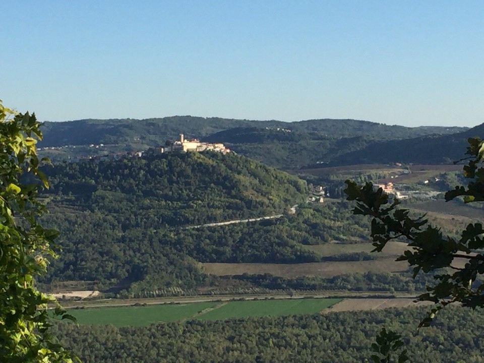 Kroatien - Oprtalj - Blick auf Motovun und das Mirnatal