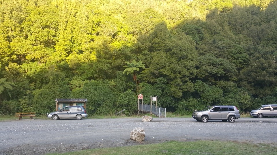 Neuseeland - Te Kuiti - Der Campingplatz. Der Fluss ist logischerweise unter der Hängebrücke.