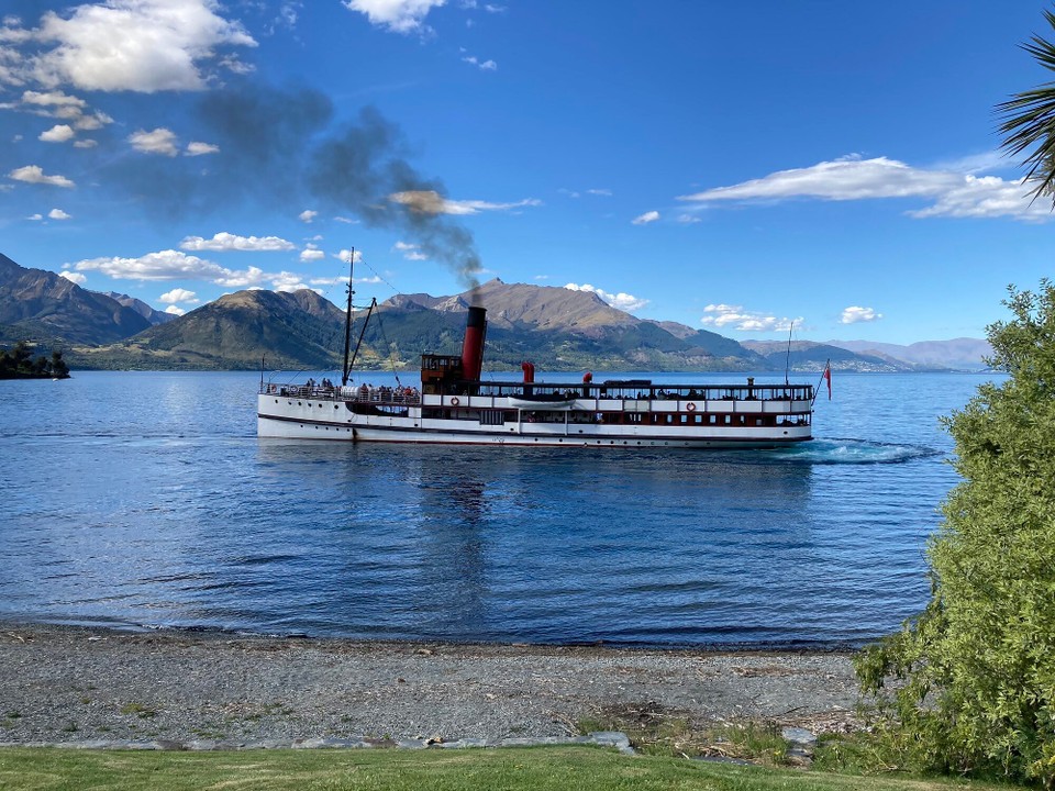 Neuseeland - Te Anau - Der Rauch steigt fast über den Gipfel des Ben Lomond
