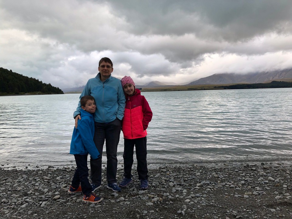 Neuseeland - Lake Tekapo - Vor dem Lake Tekapo. Leider kein Sternenwetter heute:
Leichter Regen und etwa 10 Grad.