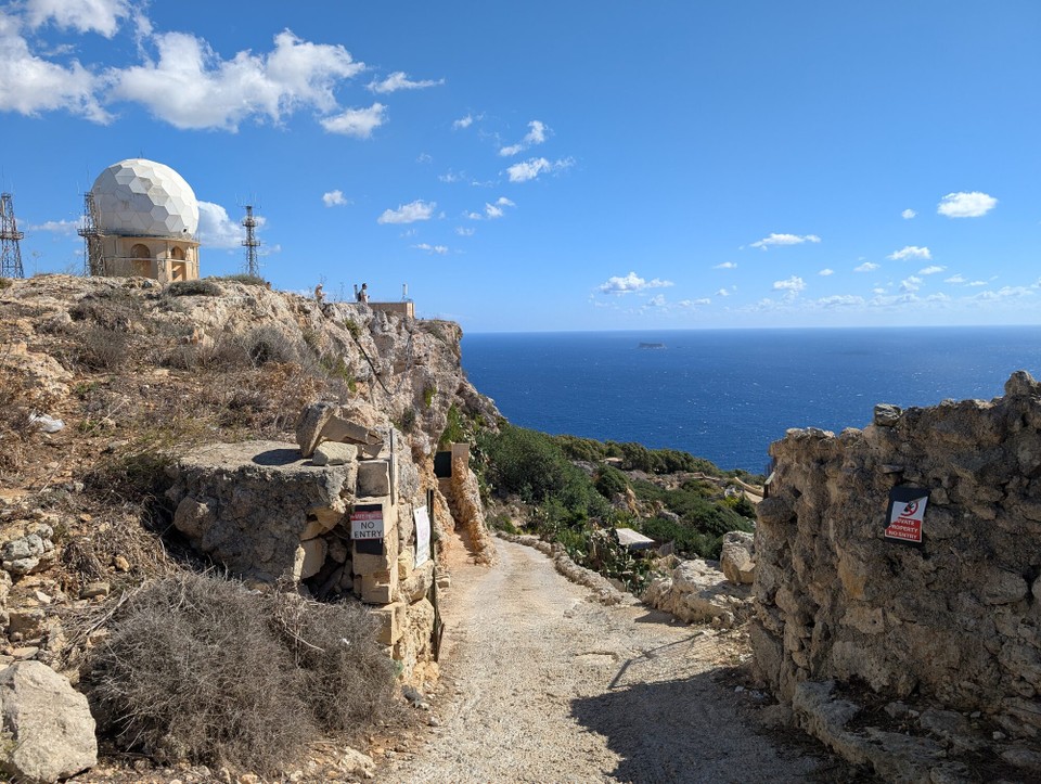 Malta - Dingli - Das ist die 1. Radarstation, die 1939 von den Briten zur Überwachung genutzt wurde. Heute wird damit der maltesische Luftraum überwacht.