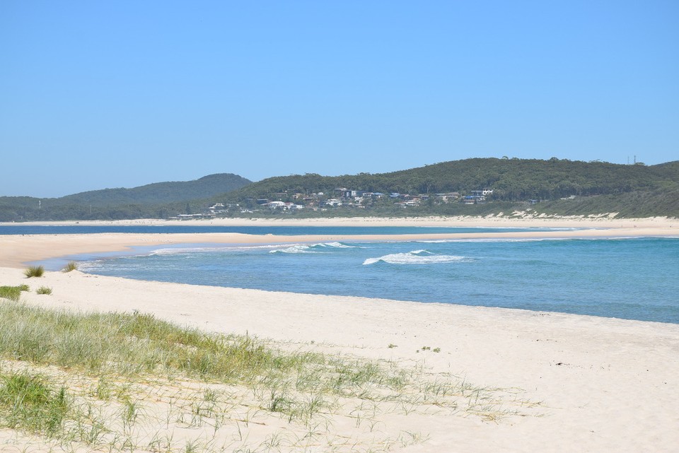 Australien - Port Stephens - Die Sandbank von Shark Island aus gesehen mit Blick aufs Festland