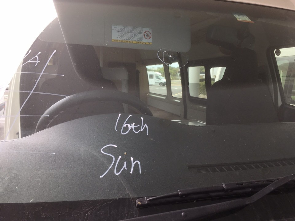 Neuseeland - Auckland - Bis auf diesen Hick im Fenster (350 NZ Dollar für ein neues Fenster), verursacht durch ein Steinchen eines entgegenkommenden Autos kurz vor Coromandel, ist alles heil geblieben.