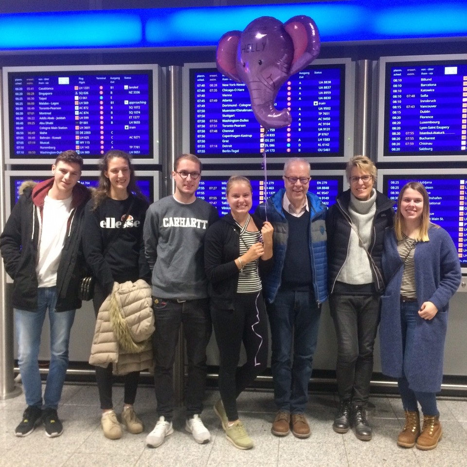 Deutschland - Frankfurt am Main - Großes Wiedersehen am Flughafen 
