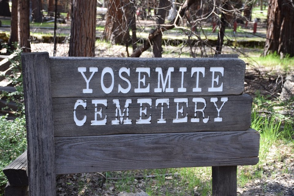 USA - Yosemite-Nationalpark - Einen kleinen Friedhof aus früheren Zeiten gibt es hier auch 