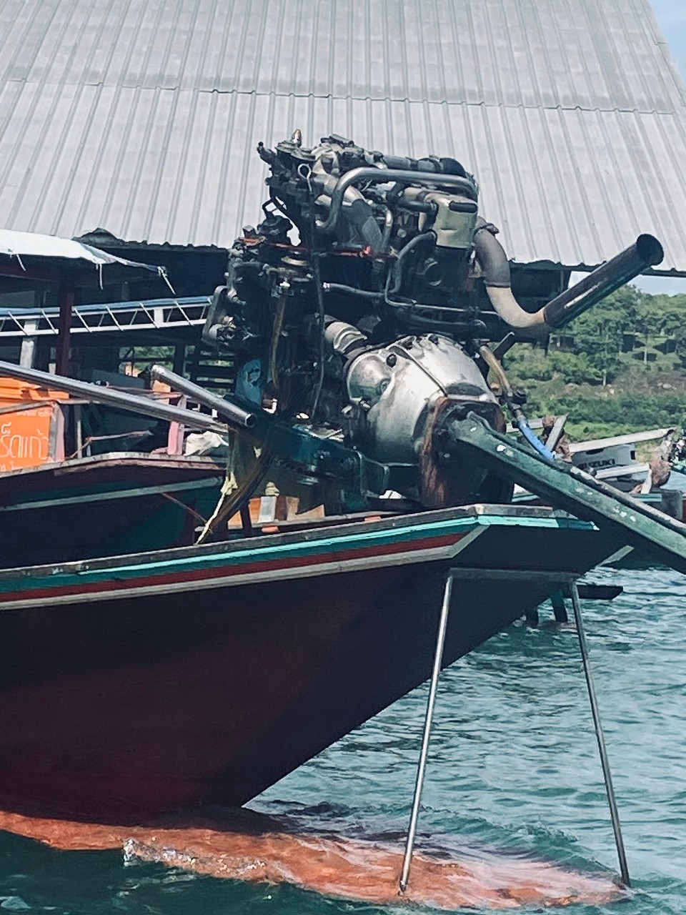 Thailand - Phanom - Diese Motoren sind immer noch ein Wunderwerk der Technik und in Deutschland vermutlich von keinem TÜV abnehmbar. Die Lautstärke verstößt definitiv gegen jede Lärmschutzbestimmung. 