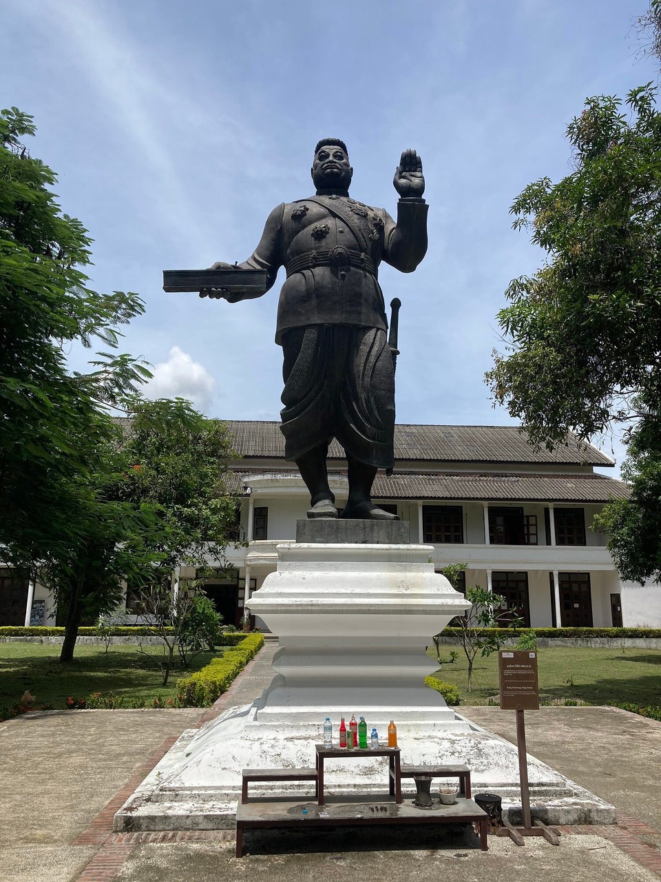 Laos - Luang Prabang - King Srisavang Vong Statue - fünf Tonnen, so dick sieht der gar nicht aus 🤭
