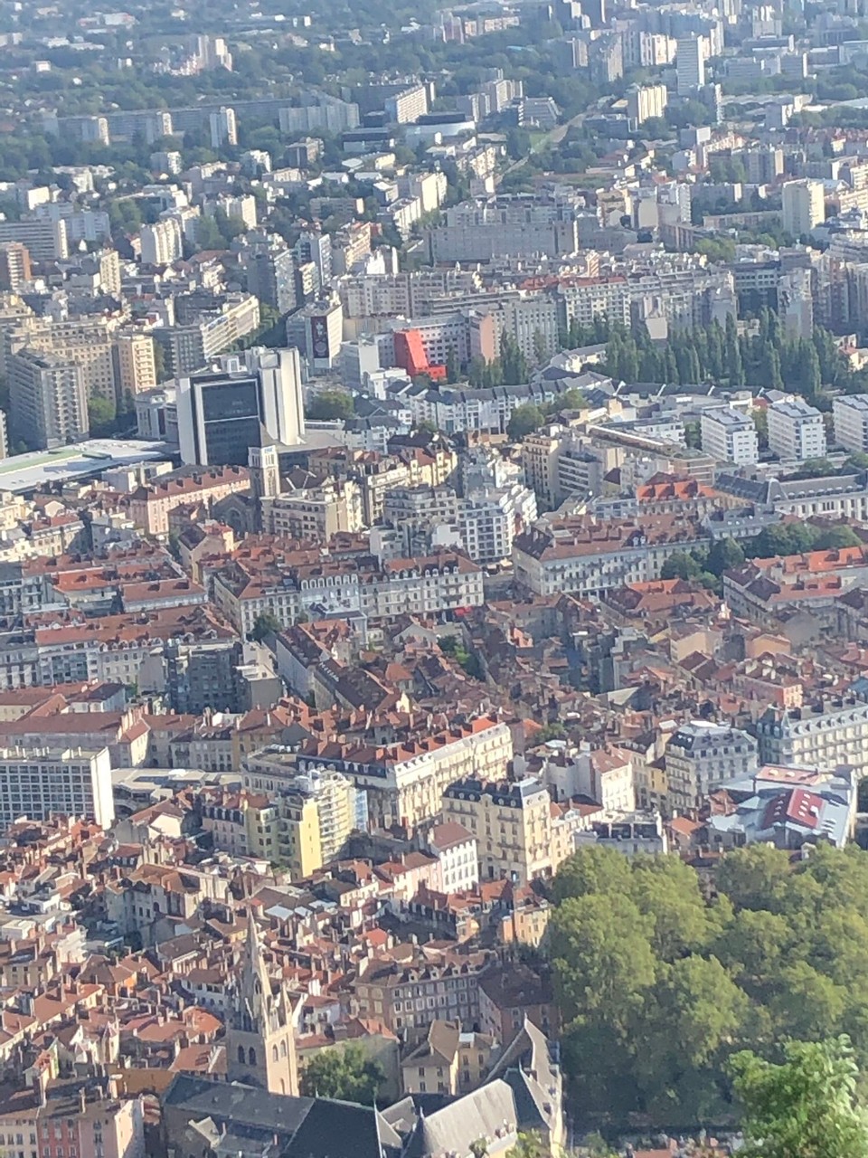 Frankreich - Grenoble - Bei dem orangenen Gebäude in der Mitte des Bildes wohne ich
